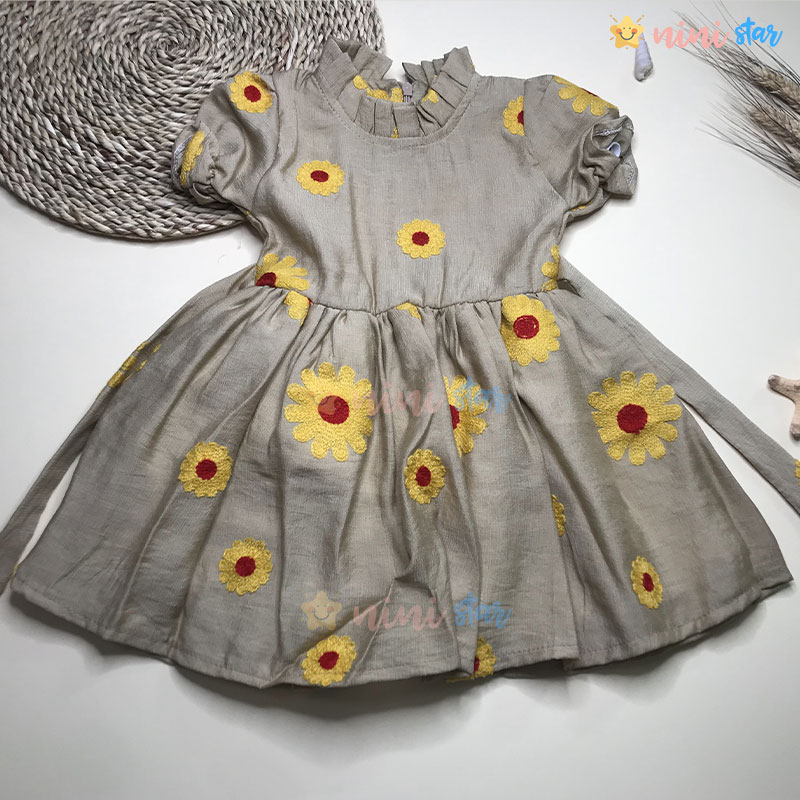 مدل لباس عید دخترانه 1402 - پیراهن قهوه ای گلدار دخترانه -نی نی استار