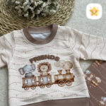 بلوز شلوار نوزادی چاپی طرح قطار 2 - نی نی استار