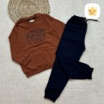 بلوز شلوار پسرانه جنس دورس با کیفیت مدل PASS مناسب 4 تا 8 سال قهوه ای - نی نی استار